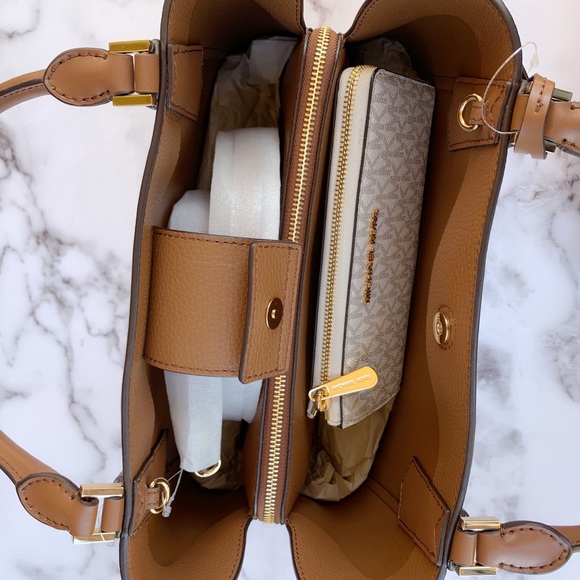 Michael Kors Large Satchel Vanilla MK - Picture 6 of 7